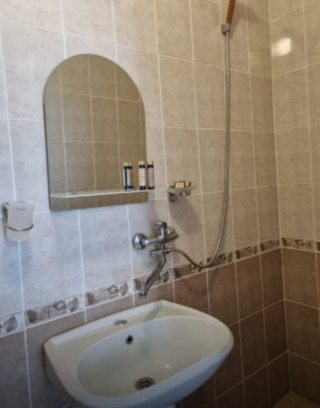 Гостиница Марина Адлер Бюджетный двухместный номер с 2 отдельными кроватями-4